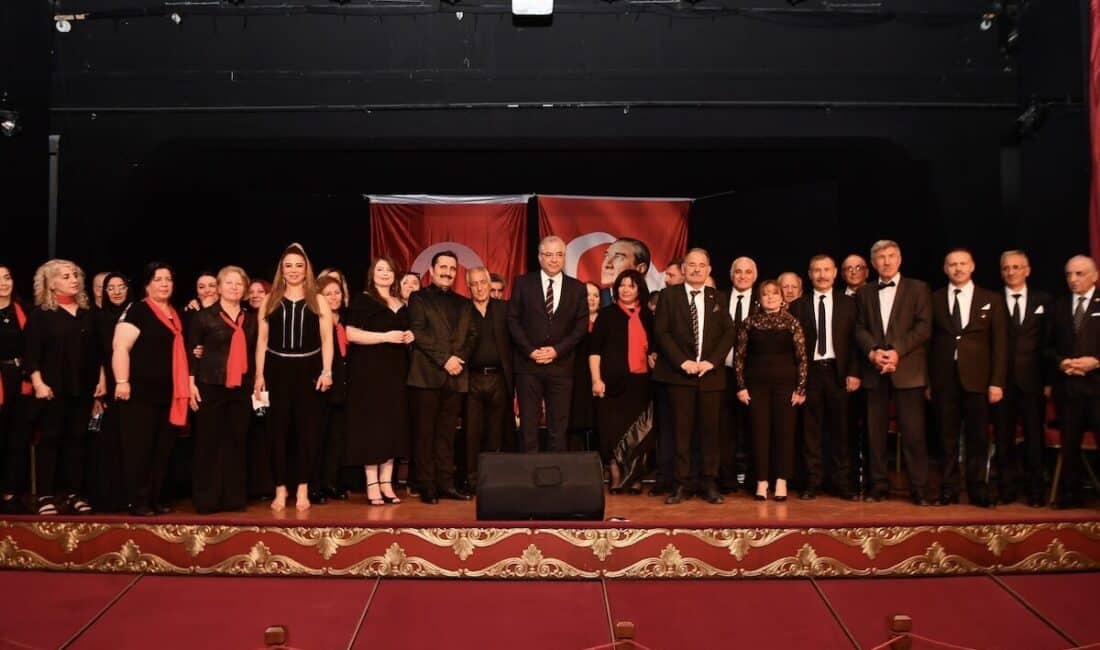 Mamak Belediyesi Türk Halk Müziği Korosu’nun sahne aldığı gecede, Koro