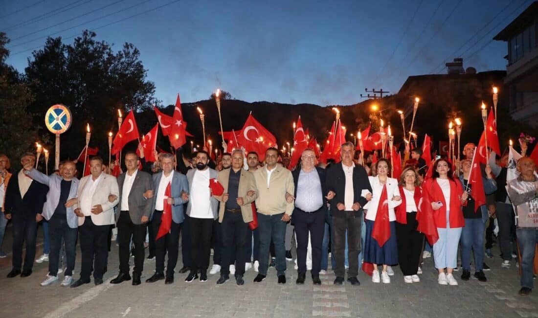 Fener alayı, Altınoluk Köy Meydanı’ndan başlayarak sloganlar, pankartlar, marşlar ve