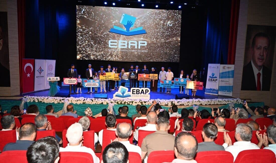 Necat Nasıroğlu Külliyesi konferans salonunda düzenlenen ödül törenine; Vali Ekrem