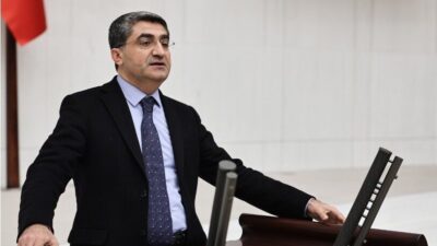 Ekmen, siyasetteki dar görüşlülüğü eleştirirken, Erdoğan'ın liderleri gölgede bırakma çabasına