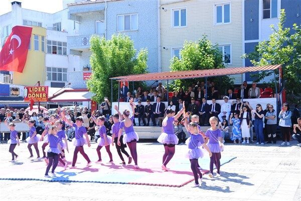 Enez'de düzenlenen kutlamalar, Cumhuriyet Meydanı Atatürk Anıtı'na çelenk sunma töreni