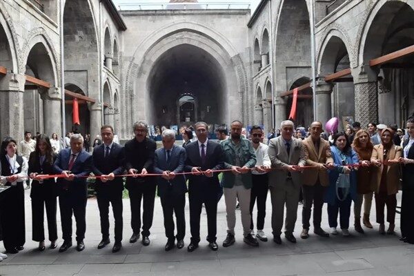 Açılışı Erzurum Vali Yardımcısı İlyas Öztürk'ün katılımıyla gerçekleşen sergi, büyük