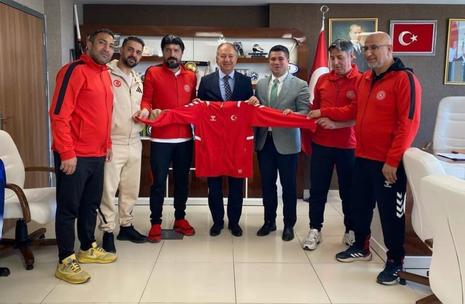 İl Müdürü Levent Çakmur ve Spor Hizmetleri Müdürü Erdoğan Dönmez,