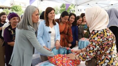 Kadınlarla sohbet eden Eş Başkan Bucak, stantlardaki el emeği ürünleri