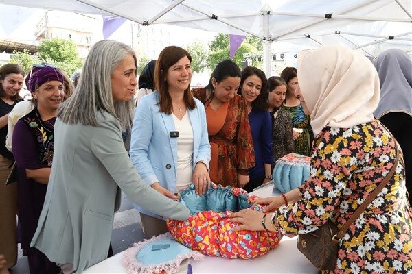 Kadınlarla sohbet eden Eş Başkan Bucak, stantlardaki el emeği ürünleri