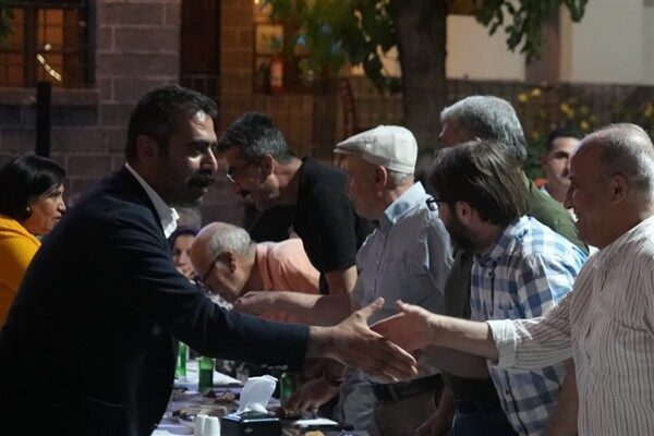 Diyarbakır Büyükşehir Belediyesi Eş Başkanı Doğan Hatun, dil bilimcilerle buluşarak