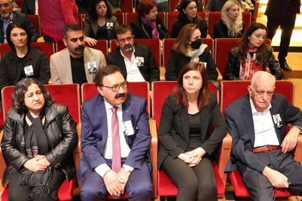 Sırrı Süreyya Önder'in anma etkinliğine ailesi, sevenleri, siyasi parti temsilcileri