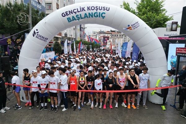 Sporcuların ve her yaştan vatandaşın katıldığı yaklaşık bin kişilik koşu,