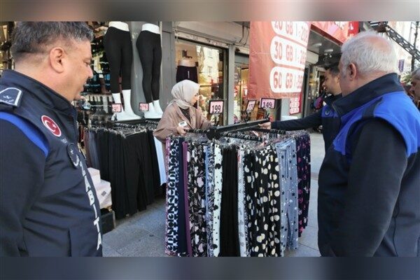 Esenler Belediyesi Zabıta Müdürlüğü ekipleri, ilçe genelinde kaldırımları işgal eden