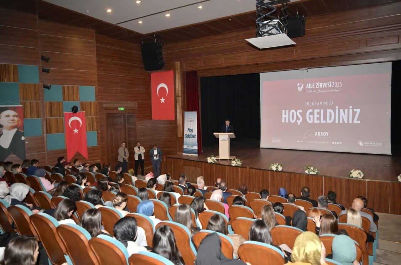 Esenyurt'ta düzenlenen zirvede Can Aksoy'un ev sahipliğiyle aile yapısının önemi