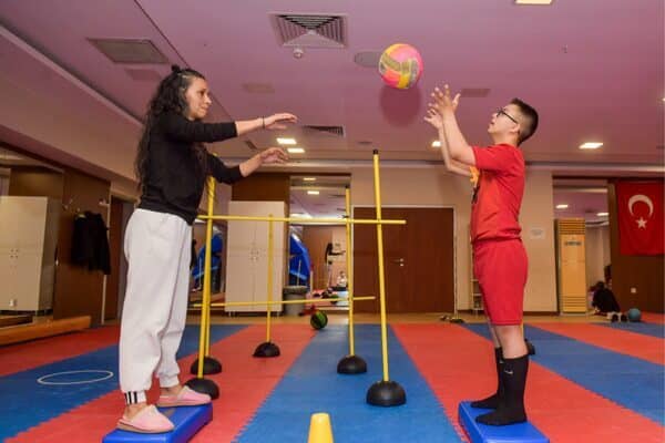 Belediyeye ait spor merkezlerinde uzman eğitmenler eşliğinde yürütülen programda çocuklar,