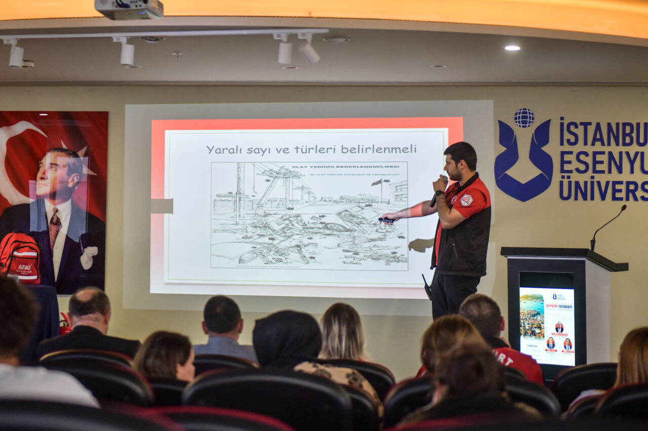 Belediyenin arama kurtarma ekibi ESAK personelleri tarafından Esenyurt Üniversitesi’nde öğrencilere