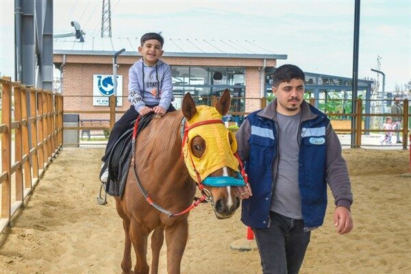 Esenyurt Belediyesi Tebessüm Durağı tarafından düzenlenen etkinlikte çocuklar At Çiftliği