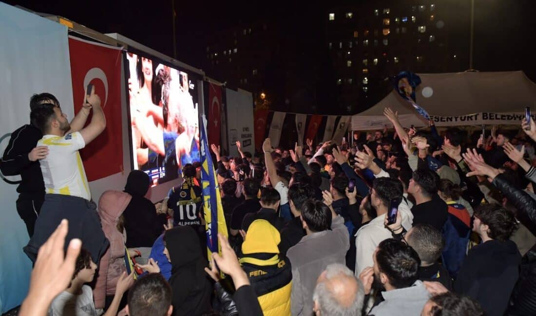 Esenyurt Belediyesi tarafından Eski Belediye Bahçesi’nde kurulan dev ekranda maçı