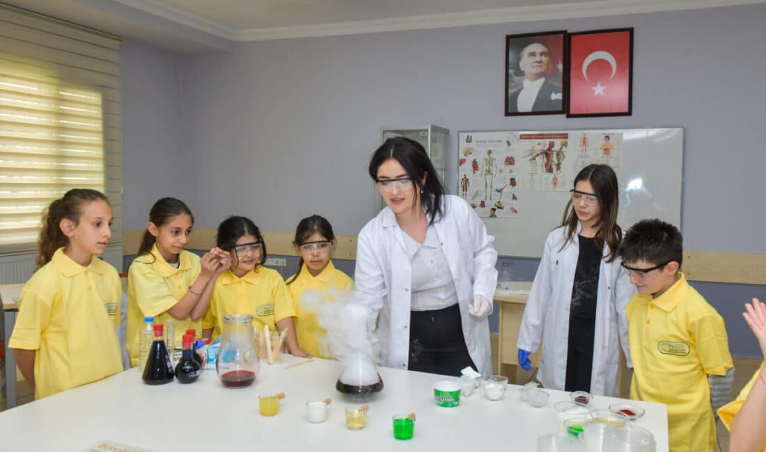 Esenyurt Belediyesi'nin Hayal Fabrikası projesi kapsamında açılan atölyeler, çocuklara bilimi