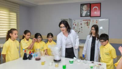 Esenyurt Belediyesi'nin Hayal Fabrikası projesi kapsamında açılan atölyeler, çocuklara bilimi