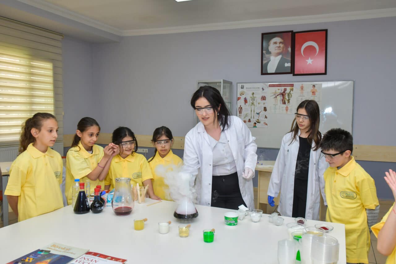 Esenyurt Belediyesi'nin Hayal Fabrikası projesi kapsamında açılan atölyeler, çocuklara bilimi