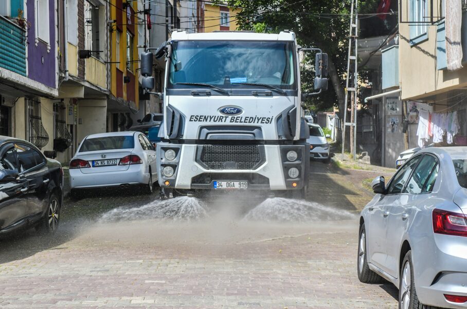 Temizlik ekipleri; ana caddeler, parklar, okul çevreleri ve sosyal tesislerde