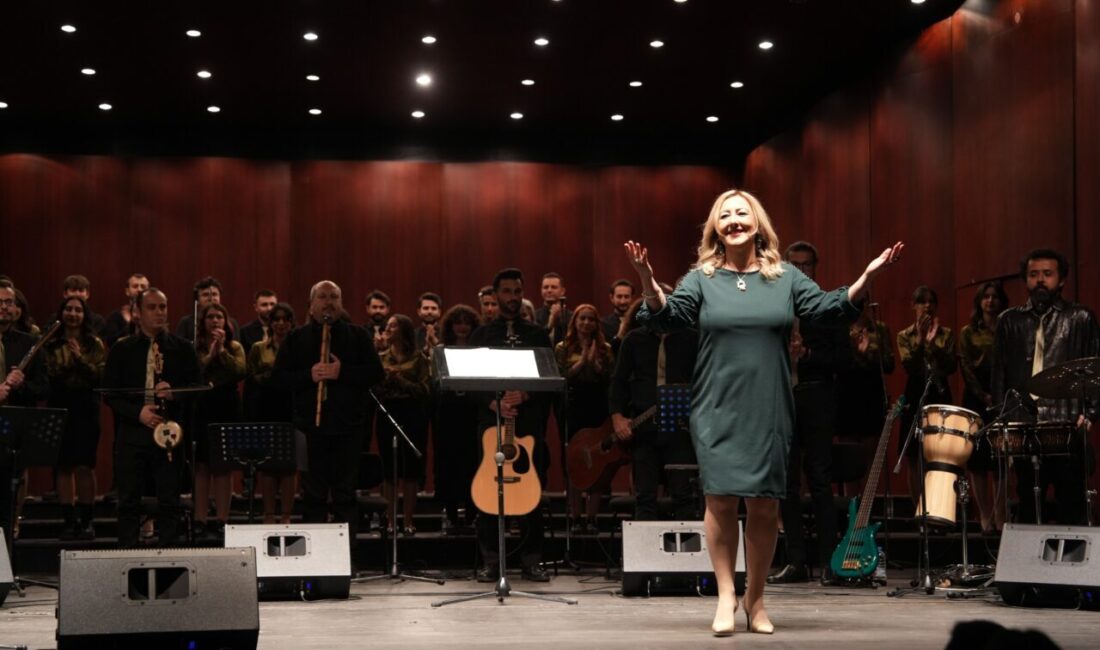 Büyükşehir Belediyesi Sanat ve Kültür Sarayı’nda gerçekleşen "Türkülerle Yolculuk" konseri,