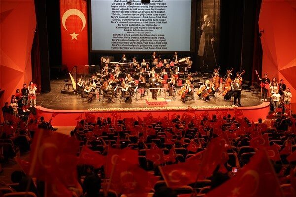 Konser orkestra şefi Atıf Taner Çolak yönetiminde, Arkın Akçagül (Piyano)