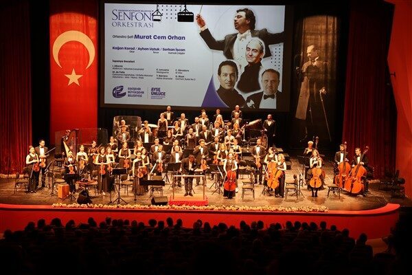 Unutulmaz konser orkestra şefi Murat Cem Orhan yönetiminde, Ayhan Uştuk
