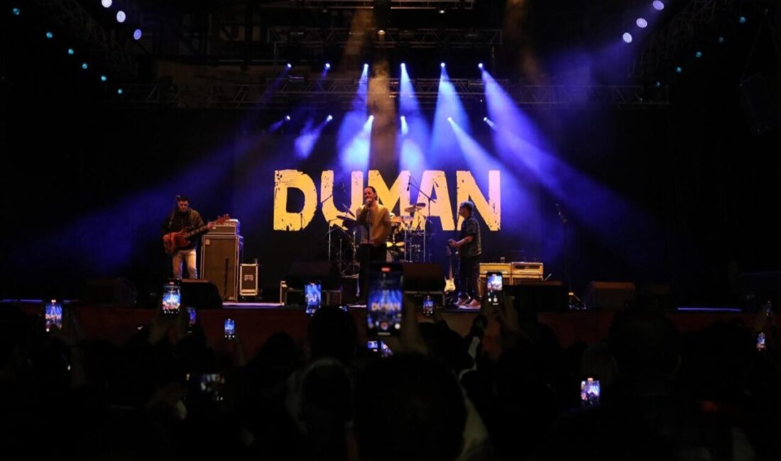 Etimesgut Belediyesi tarafından organize edilen Duman’ın sahne aldığı konser, büyük