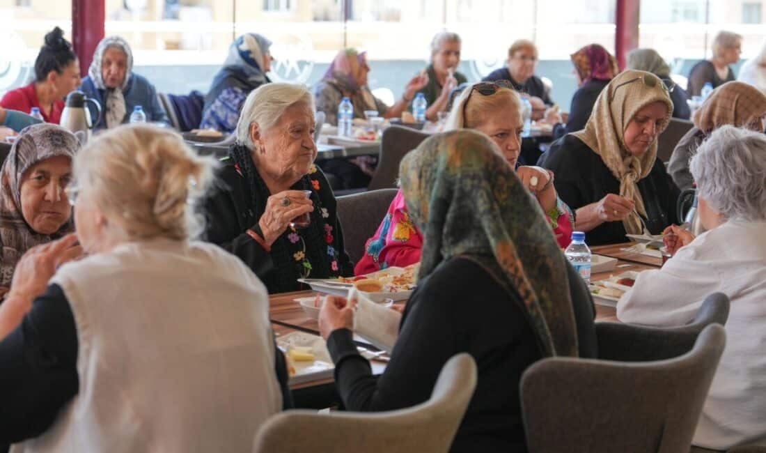 Etimesgut Belediye Başkanı Erdal Beşikcioğlu, 70 yaş ve üzeri anneler