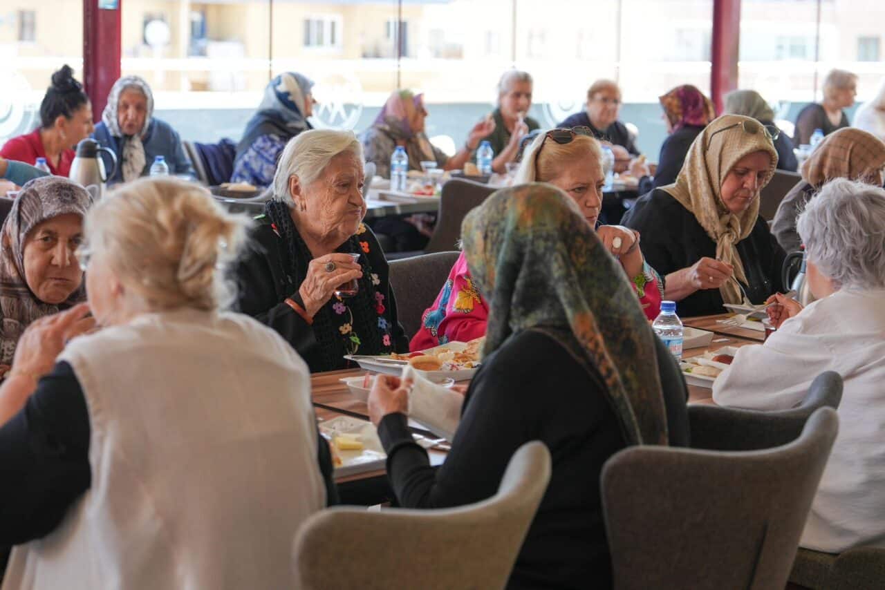 Etimesgut Belediye Başkanı Erdal Beşikcioğlu, 70 yaş ve üzeri anneler