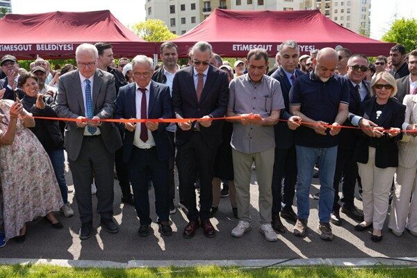 Etimesgut Belediyesi, ‘Yaşar Kemal Parkı’nı düzenlenen törenle hizmete açtı. Açılışa