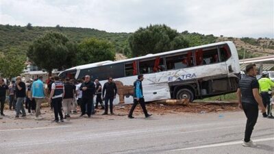 Çanakkale-İzmir Karayolunda tomruk yüklü kamyonun otobüsle çarpışması sonucu 5 kişi