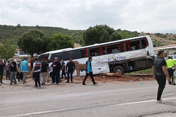 Çanakkale-İzmir Karayolunda tomruk yüklü kamyonun otobüsle çarpışması sonucu 5 kişi