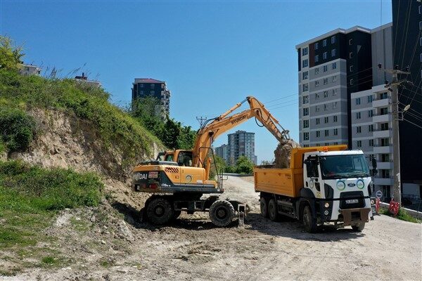 Fatsa ilçesinde Fen İşleri Dairesi, Ayazlı Mahallesi Mandıra Caddesi'nde sürücülerin