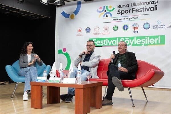 Bursa'da düzenlenen Uluslararası Spor Festivali'nde, radyo programcısı Erke Tümer ve
