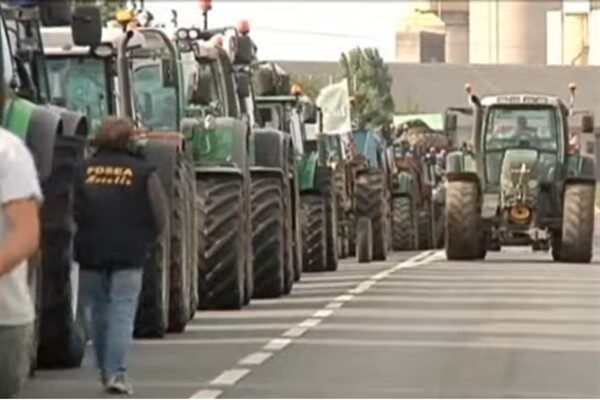 Çiftçiler traktörlerini Fransa Ulusal Meclisi önüne park etti ve üreme