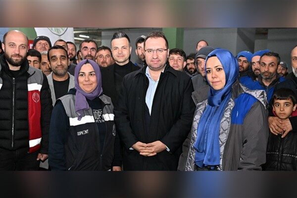 Gaziosmanpaşa Belediyesi'nde 1 Mayıs kutlamalarında Belediye Başkanı Hakan Bahçetepe, işçilere
