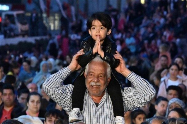 Gaziosmanpaşa'da düzenlenen Hıdırellez Şenliği, coşkulu kortej yürüyüşü, ateş ve konserlerle