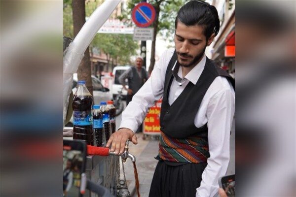 Suriçi'nde meyan kökü şerbeti hazırlayıp satan Muhammed Batıbayır, şerbetin faydalarını