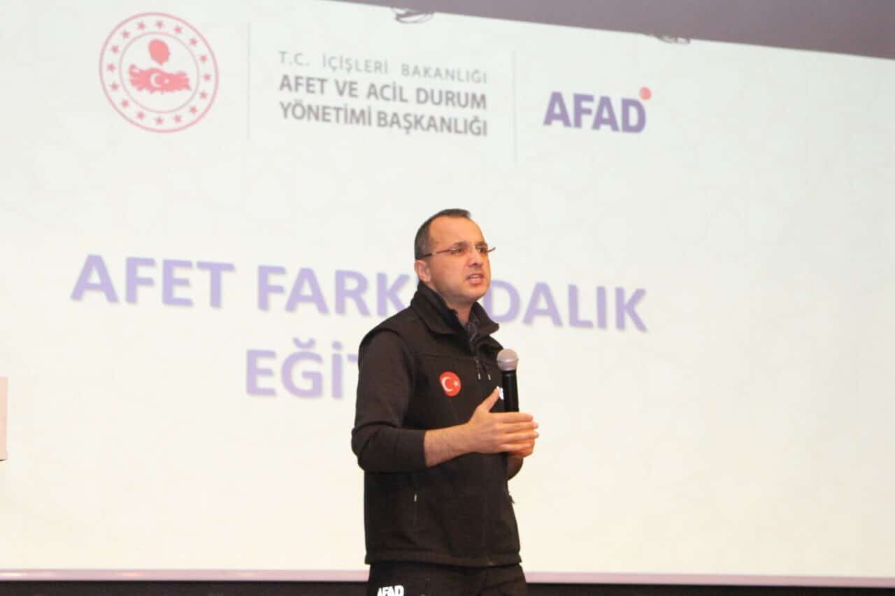 Giresun Belediyesi'nde AFAD tarafından gerçekleştirilen afet eğitiminde, deprem, yangın ve