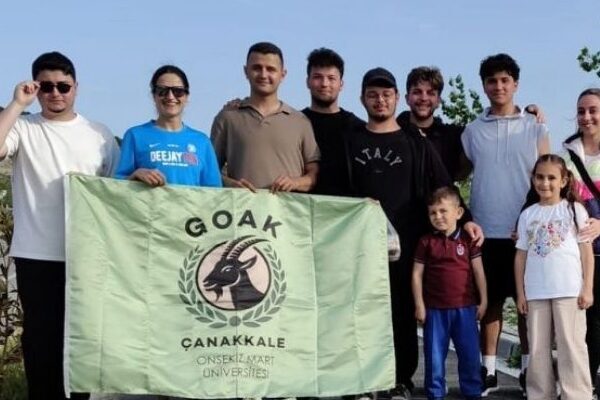 Gökçeada'da düzenlenen koşu etkinliğine, Hande Kandur Arslan, Gülay Keskin ve
