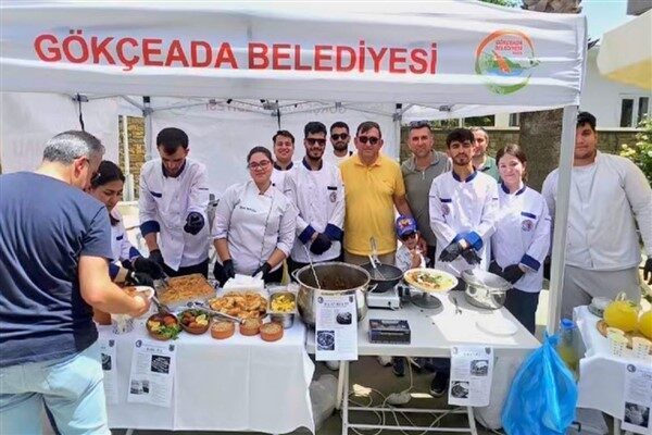 Gökçeada Cumhuriyet Meydanı’nda Lezzet Şöleni etkinliği düzenlendi. Etkinliğe esnaflar, GUBY