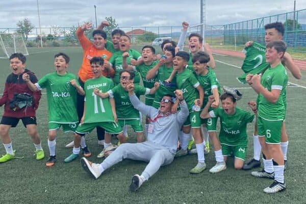 Gökçeadaspor U-12 takımı, Lapsekispor'u İsmail Oğuzhan Taylan, Emir Akın, Tuğra