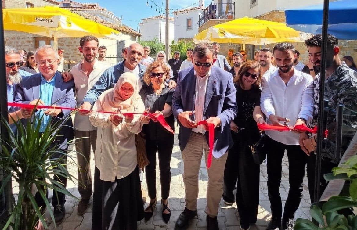 Gökçeada'da İmroz Zeus Pub adlı işletmenin açılış töreni düzenlendi. Gökçeada