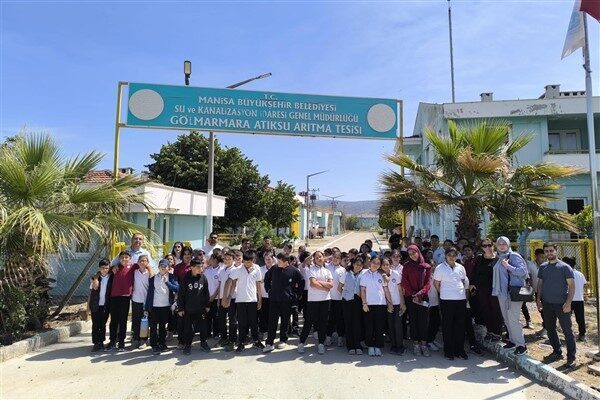 Öğretmenleri eşliğinde tesisi gezen öğrencilerin sorularını yanıtlayan MASKİ yetkilileri, atık