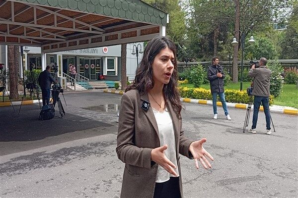 Güneş, mahkeme başkanının kararıyla duruşmadan çıkarıldıklarını söyleyerek eleştirdi. Dosyadaki ihmallerin