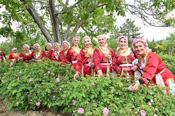 Uluslararası Isparta Gül Festivali, etkinliklerle dolu dolu geçiyor. Festivalin ilk