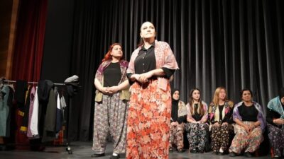 Gürsu Kültür Merkezi’nde verilen eğitimler sonrasında sahnelenen Gürsulu kadınların sahnelediği