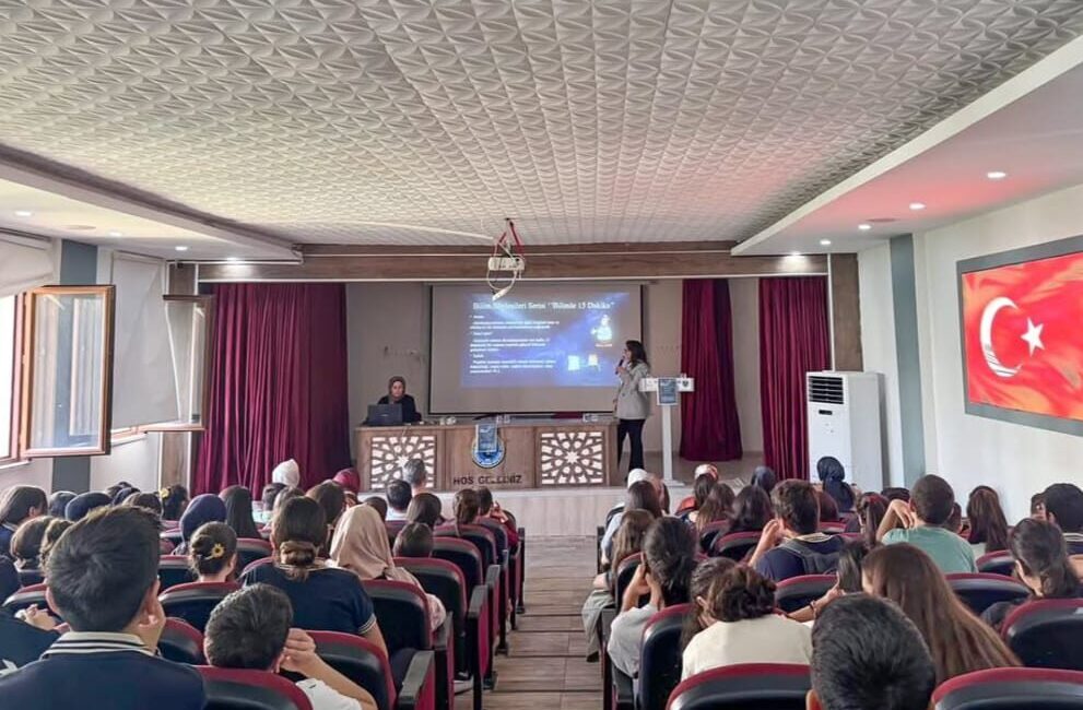 Etkinlikler kapsamında Hakkâri Üniversitesi Bilim İletişimi Ofisi Koordinatörü Dr. Öğr.