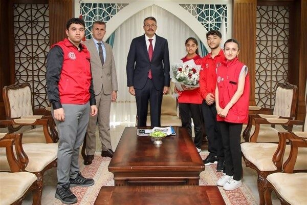 Ziyaret sırasında gençlerle yakından ilgilenen Vali Çelik, sporcuların faaliyet gösterdiği