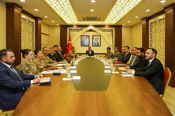 Hakkari Valisi Ali Çelik başkanlığında, İl Jandarma Komutanı Tuğgeneral Necip