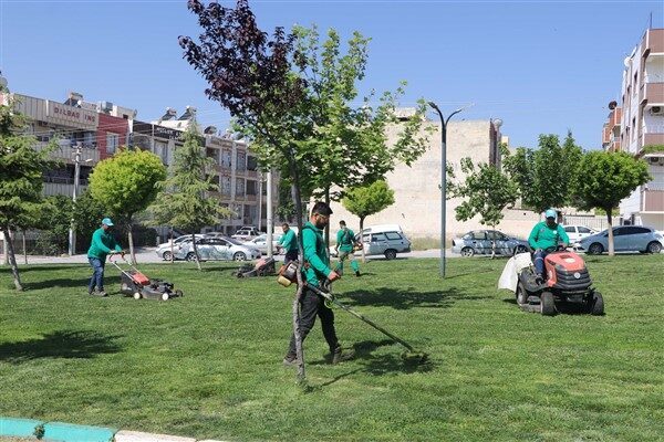 Mevsimsel çalışmalar kapsamında çim biçme, çim ekme ve peyzaj düzenlemelerine